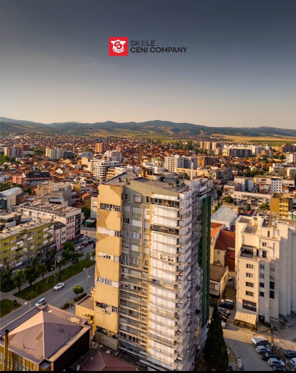 Ndërtesë me skela në Gjilan